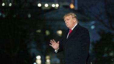 Trump viaja a Davos mientras en EEUU sigue su juicio