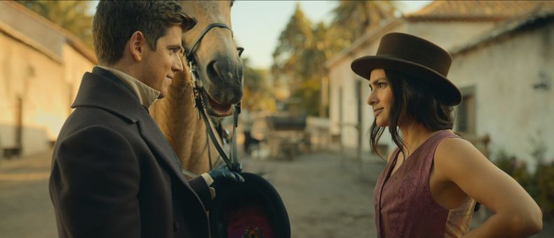 En esta imagen proporcionada por Prime Video, Miguel Bernardeau, izquierda, y Renata Notni en una escena de la serie Zorro. (Prime Video vía AP)