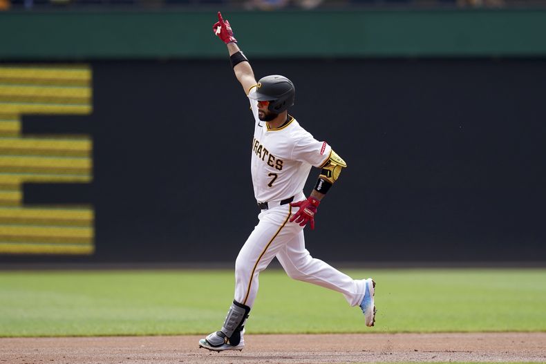 Isiah Kiner-Falefa de los Piratas de Pittsburgh recorre las bases tras su jonrón en la primera entrada del encuentro ante los Marineros de Seattle el sábado 17 de agosto del 2024. (AP Foto/Matt Freed)