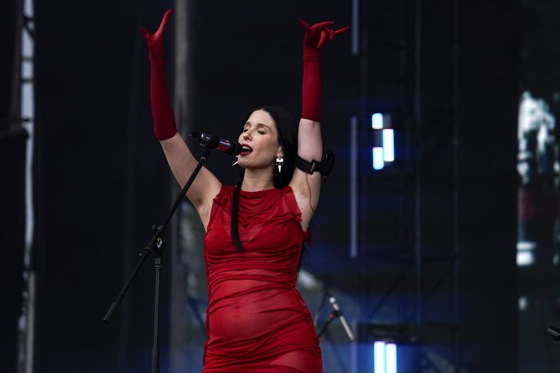 La cantautora chilena Francisca Valenzuela durante su concierto en el festival HERA HSBC en la Ciudad de México el sábado 24 de agosto de 2024. (Foto AP/Aurea Del Rosario)