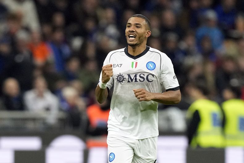El zaguero del Napoli Juan Jesús celebra tras anotar un gol ante el Inter de Milán en la Serie A, el domingo 17 de marzo de 2024. (AP Foto/Antonio Calanni)