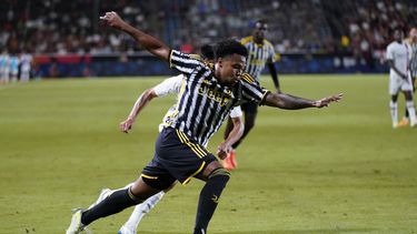 En foto del 27 de julio del 2023, el mediocampista de la Juventus Weston McKennie controla el balón en un encuentro de exhibición ante el AC Milan. El viernes 28 de julio del 2023, la Juventus quedó fuera de la Europa Conference League y tendrá que pagar una multa a la UEFA por contabilidad falsa. (AP Foto/Ashley Landis)