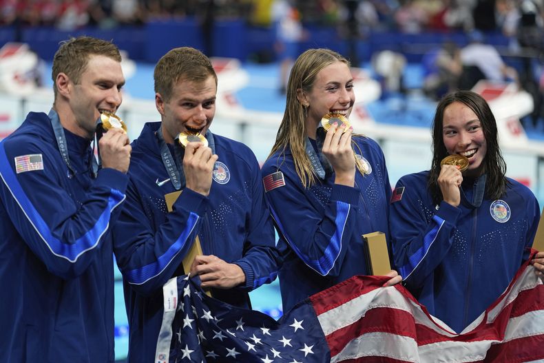 El equipo de Estados Unidos celebra con sus medallas de oro tras ganar el relevo mixto 4x100 de los Juegos Olímpicos de París, el sábado 3 de agosto de 2024, en Nanterre, Francia. (AP Foto/Brynn Anderson)
