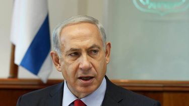 americateve | El primer ministro israel&iacute; Benjamin Netanyahu en la reuni&oacute;n semanal del gabinete en su oficina de Jerusal&eacute;n el domingo, 6 de octubre del 2013. (Foto AP/Gali Tibbon)