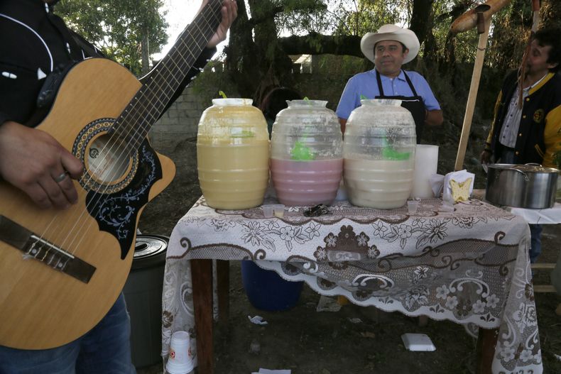 ARCHIVO - Un músico afina su guitarra mientras un vendedor de pulque espera clientes en Santiago Cuautlalpan, México, el 20 de noviembre de 2016. Cuba y México tienen otro punto en común entre con la inscripción binacional del bolero en la Lista Representativa del Patrimonio Cultural Inmaterial de la Unesco celebrada el 5 de diciembre de 2023. (Foto AP/Marco Ugarte, archivo)
