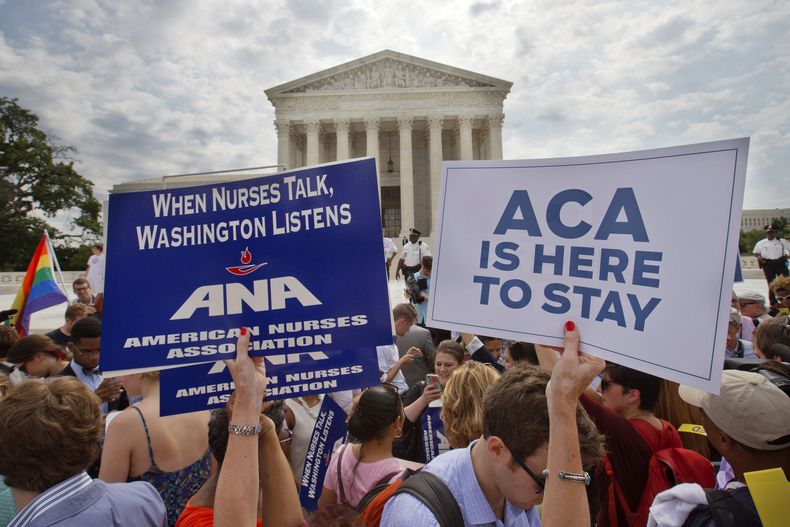ARCHIVO - Partidarios de la Ley de Cuidado de Salud Asequible, comúnmente llamada Obamacare o ACA por sus siglas en inglés, durante una protesta afuera de la Corte Suprema federal en Washington, el 25 de junio de 2015. (AP Foto/Jacquelyn Martin, Archivo)