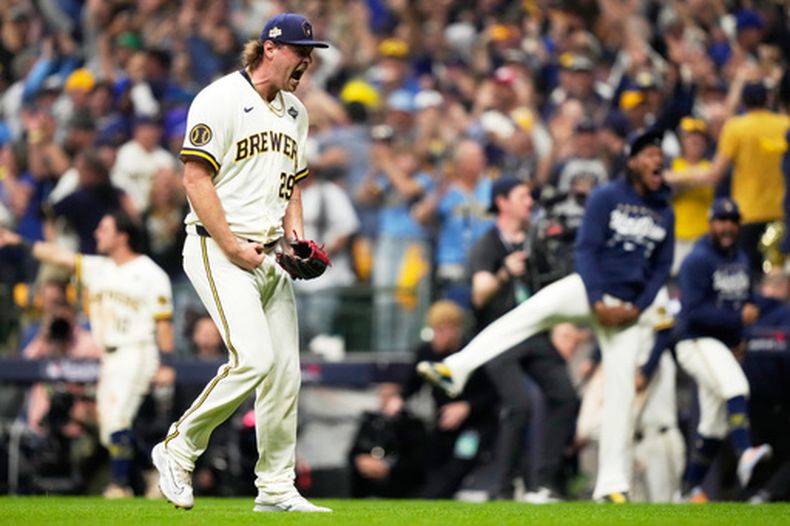 Trevor Megill festeja tras asegurar la victoria de los Cerveceros de Milwaukee sobre los Rays de Tampa Bay en el primer juego de la Serie Mundial, el viernes 23 de octubre de 2026 (AP Foto/Kayla Wolf)
