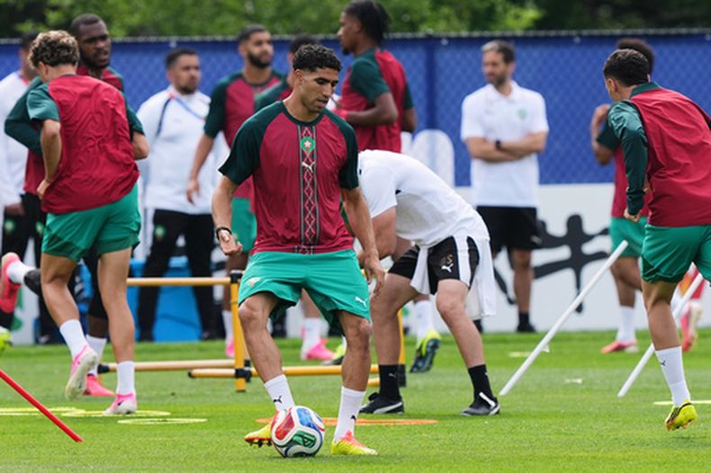 El futbolista de Marruecos Achraf Hakimi se ejercita durante una sesión de entrenamiento antes del partido contra Escocia del Grupo C del Mundial, en Foxborough, Massachusetts, el 18 de junio de 2026. (AP Foto/Martin Meissner)