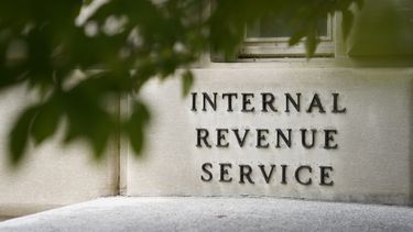 Letrero afuera del edificio del Servicio de Impuestos Internos de EEUU (IRS), el 4 de mayo de 2021, en Washington. (AP Foto/Patrick Semansky, Archivo)