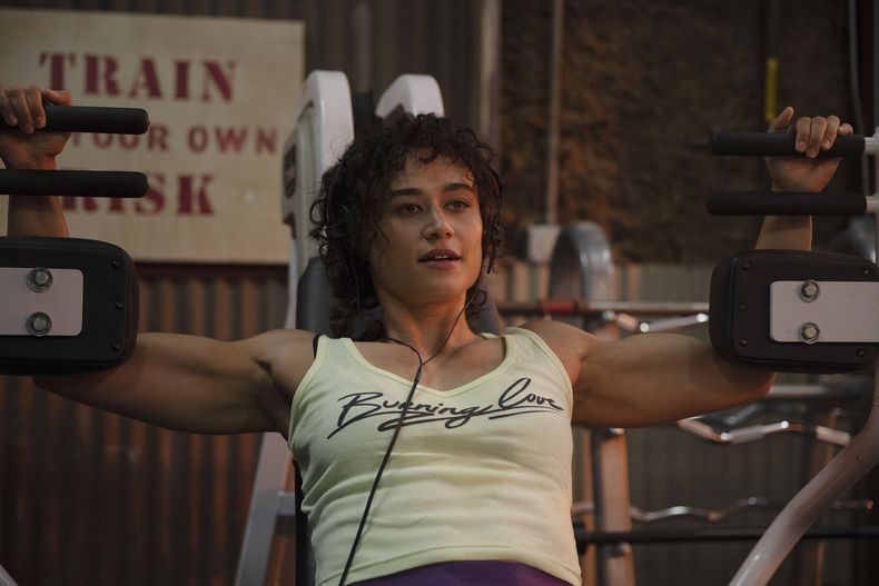 En esta imagen proporcionada por A24, Katy OBrian en una escena de Love Lies Bleeding. (Anna Kooris/A24 via AP)