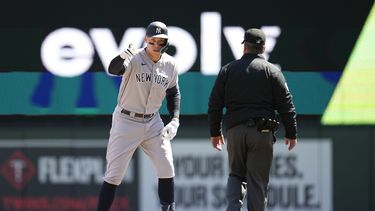 Aaron Judge de los Yanquis de Nueva York tras batear un doble ante los Mellizos de Minnesota, el miércoles 26 de abril de 2023, en Minneapolis. (AP Foto/Abbie Parr)