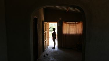 ARCHIVO - Virginia Mavhunga, una madre de 13 años, se ve en la entrada de su casa en Murehwa, 80 kilómetros (50 millas) al nordeste de la capital de Zimbabue, Harare, el viernes 10 de diciembre de 2021. (AP Foto/Tsvangirayi Mukwazhi, Archivo)