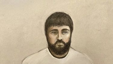 En este boceto de Elizabeth Cook, Kyle Clifford, que se ha declarado culpable del asesinato de una madre y dos de sus hijas en su casa al norte de Londres el año pasado, comparece por videoconferencia en el Tribunal de Magistrados de Westminster en Londres, Inglaterra, el miércoles 22 de enero de 2025. (Elizabeth Cook/PA via AP)
