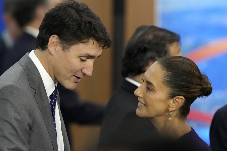 La presidenta de México, Claudia Sheinbaum, derecha, conversa con el primer ministro canadiense Justin Trudeau durante la cumbre del G20 en Río de Janeiro, el lunes 18 de noviembre de 2024. (AP Foto/Eraldo Peres)