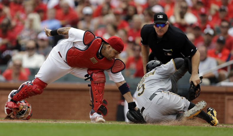 En esta foto del 1 de septiembre de 2014, el puertorrique&ntilde;o Yadier Molina, de los Cardenales de San Luis, pone out a Jorh Harrison, de los Piratas de Pittsburgh. El martees 4 de noviembre, Molina gan&oacute; por s&eacute;ptima ocasi&oacute;n el Gua