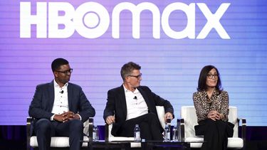 ARCHIVO – En esta foto de archivo del 15 de enero de 2020, el vicepresidente ejecutivo de Adquisición de Contenido para TNT, TBS, truTV, HBO y HBO MAX, Michael Quigley, izquierda, el director de contenido de HBO MAX y presidente de TNT,TBS, y truTV, Kevin Reilly, y la directora de Contenido Original de HBO MAX, Sarah Aubrey, se presentan en el panel de Sesiones Ejecutivas de HBO Max durante la Gira de Medios de Invierno de HBO TCA 2020 en el Langham Huntington de Pasadena, California. (Foto de Willy Sanjuan/Invision/AP, Archivo)