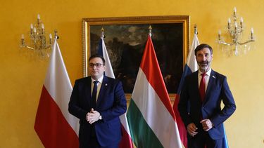 El ministro de Exteriores de la República Checa, Jan Lipavsky, izquierda, y su homólogo de Eslovaquia, Juraj Blanar, posan para una fotografía mientras se reúnen en Praga, el 21 de marzo de 2024. (Foto AP/Petr David Josek)
