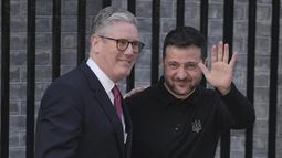 El primer ministro británico Keir Starmer, a la izquierda, recibe al presidente de Ucrania, Volodymyr Zelenskyy, el sábado 1 de marzo de 2025, en Downing Street, Londres, Inglaterra. (AP Foto/Kin Cheung)