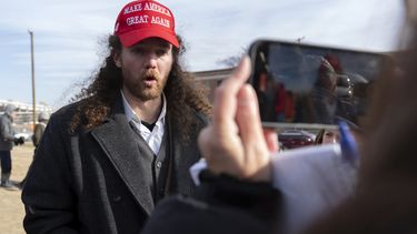 El partidario del presidente Donald Trump, Robert Morss, quien participó en los disturbios del 6 de enero de 2021 en el Capitolio, habla con los periodistas después de ser liberado de la prisión de Pittsburgh Loretto, el martes 21 de enero de 2025, en Washington. Morse fue liberado después de 3 años y medio en prisión, un dia después de que Trump juramentó como presidente. (AP Foto/José Luis Magaña)