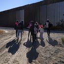 ARCHIVO - Un grupo de migrantes camina a lo largo de la frontera en una parte remota del desierto de Arizona el martes 5 de diciembre de 2023, en Lukeville, Arizona. (AP Foto/Ross D. Franklin, Archivo)