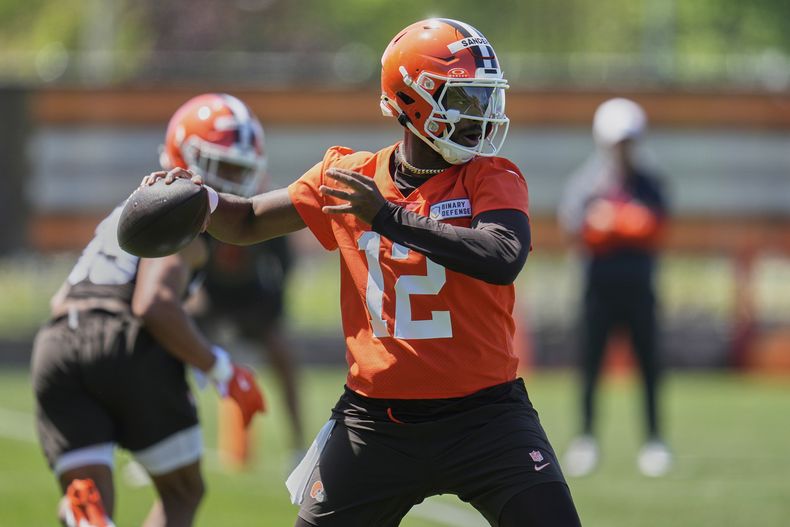 El quarterback Shedeur Sanders (12), de los Browns de Cleveland, lanza un pase durante el minicampo de novatos del equipo de la NFL en Berea, Ohio, el viernes 9 de mayo de 2025. (AP Foto/Sue Ogrocki)