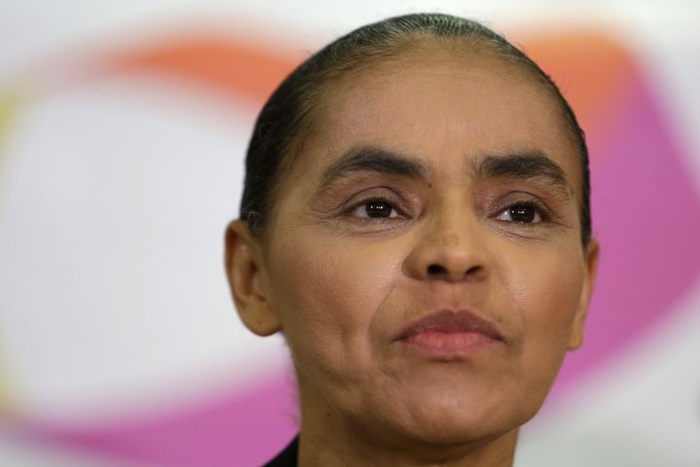 La ex senadora y ministra del medio ambiente de Brasil Marina Silva da una conferencia de prensa sobre su posible candidatura a las elecciones presidenciales en Brasilia, Brasil,  el viernes 4 de octubre de 2013. Silva, la principal candidata opositora de