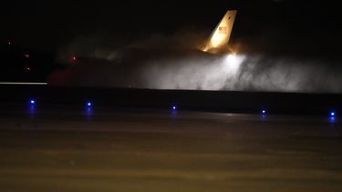 El Air Force One levanta una nube de nieve al aterrizar con el presidente de Estados Unidos, Donald Trump, a bordo en la Base Conjunta Andrews, en Maryland, el 19 de febrero de 2025. (AP Foto/Mark Schiefelbein)