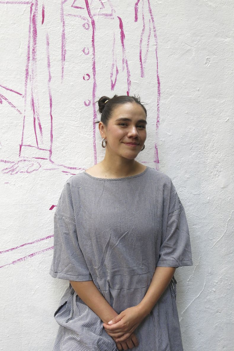 La cantautora mexicana Pahua posa para una fotografía durante una entrevista para promocionar su álbum Cerca del lugar, en la Ciudad de México, el lunes 18 de agosto de 2025. (Foto AP/Berenice Bautista)
