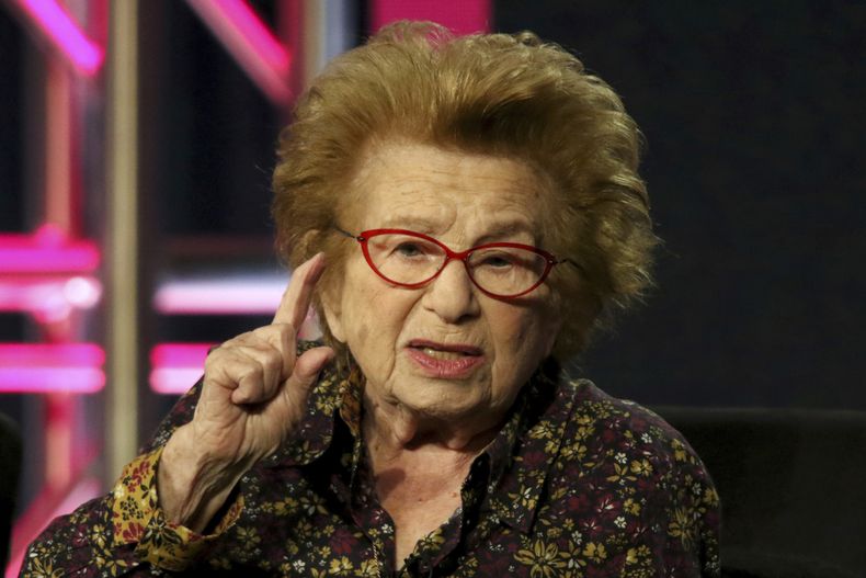 ARCHIVO – La Dra. Ruth Westheimer participa en el panel Ask Dr. Ruth (Pregúntale a la Dra. Ruth) en la presentación en Hulu de la Gira Invernal de Prensa de la Asociación de Críticos de Televisión en The Langham Huntington, el lunes 11 de febrero de 2019, en Pasadena, California. (Foto de Willy Sanjuan/Invision/AP, Archivo)