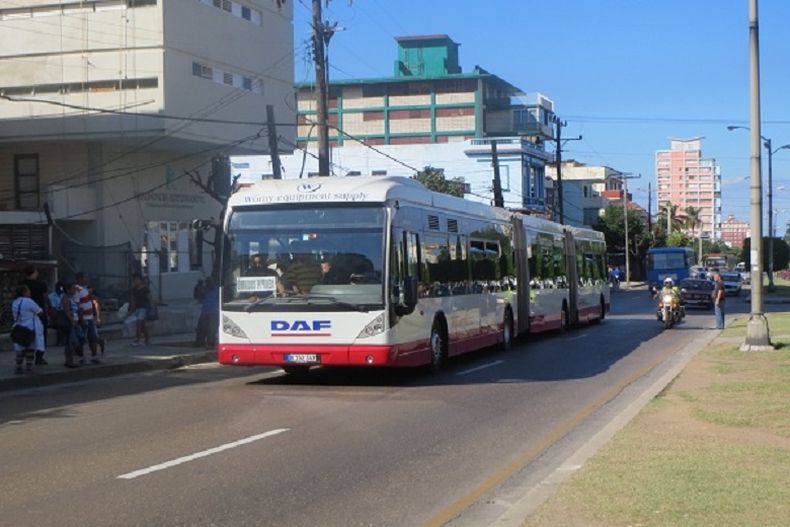 Biarticulado Womy transitando custodiado por G en práctica para su puesta en marcha.