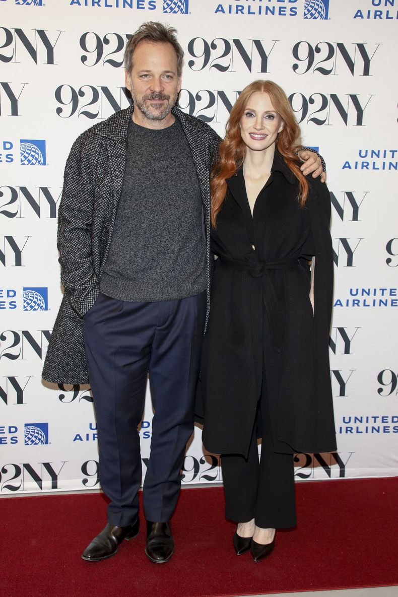 Los actores Peter Sarsgaard, izquierda, y Jessica Chastain posan tras bambalinas antes de una charla sobre la película Memory, en The 92nd Street NY, el viernes 15 de diciembre de 2023, en Nueva York. (Foto Andy Kropa/Invision/AP)