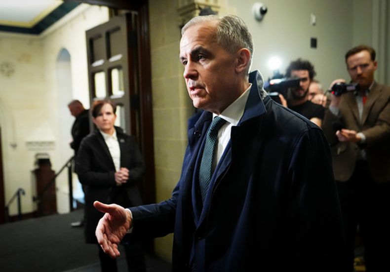 El primer ministro de Canadá, Mark Carney, llega al Parlamento, el miércoles 22 de abril de 2026, en Ottawa. (Sean Kilpatrick/The Canadian Press via AP)