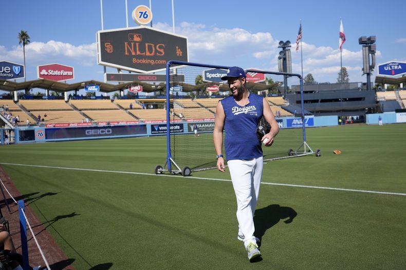 Clayton Kershaw, lanzador de los Dodgers de Los Ángeles, calienta antes del primer juego de la serie divisional de la Liga Nacional, ante los Padres de San Diego, el sábado 5 de octubre de 2024 (AP Foto/Ashley Landis)