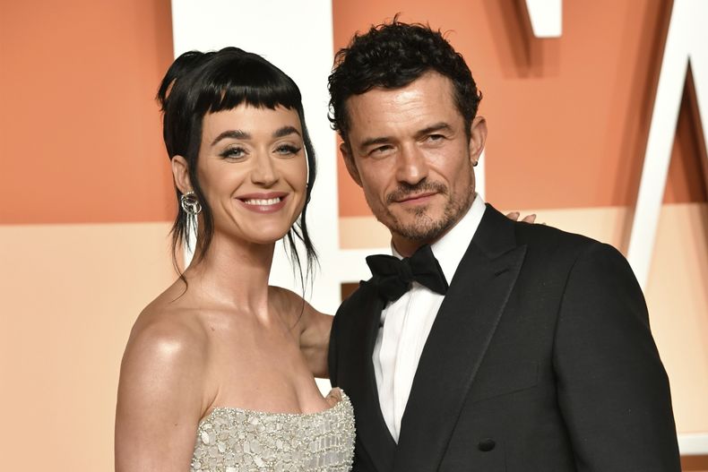 ARCHIVO - Katy Perry y Orlando Bloom aparecen en la fiesta de los Oscar de Vanity Fair en Beverly Hills, California, el 2 de marzo de 2025. (Foto Evan Agostini/Invision/AP, archivo)