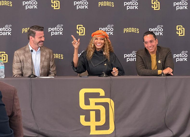 Kwanza Jones (centro) y José E. Feliciano (derecha), los nuevos propietrios de los Padres de San Diego durante una rueda de prens con Erik Greupner, el CEO del equipo, el lunes 24 de agosto de 2026. (AP Foto/Greg Beacham)