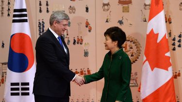 americateve | El primer ministro de Canad&aacute; Stephen Harper saluda a la presidenta de Corea del Sur Park Geun-hye a su llegada a la residencia del gobierno en Se&uacute;l, Corea del Sur, el martes 11 de marzo de 2014. (Foto de AP/The Canadian Press, Sean Kilpatric