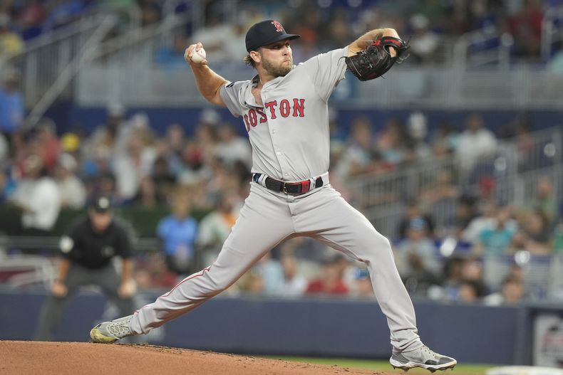 Kutter Crawford, de los Medias Rojas de Boston, lanza en el primer inning del juego del martes 2 de julio de 2024, ante los Marlins de Miami (AP Foto/Marta Lavandier)