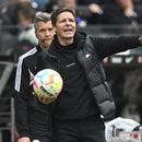 Oliver Glasner, técnico del Eintracht Frankfurt, durante el partido contra Augsburgo en la Bundesliga, el sábado 29 de abril de 2023. (Arne Dedert/dpa vía AP)