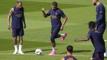 Kylian Mbappé (centro) se ejercita en el centro de entrenamiento del Paris Saint-Germain, a un costado del brasileño Neymar (izquierda), el jueves 20 de julio de 2023, en Poissy, al oeste de París. (AP Foto/Christophe Ena)