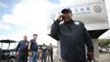 vigilantes en el nmead ante la cercania de disturbio atmosferico