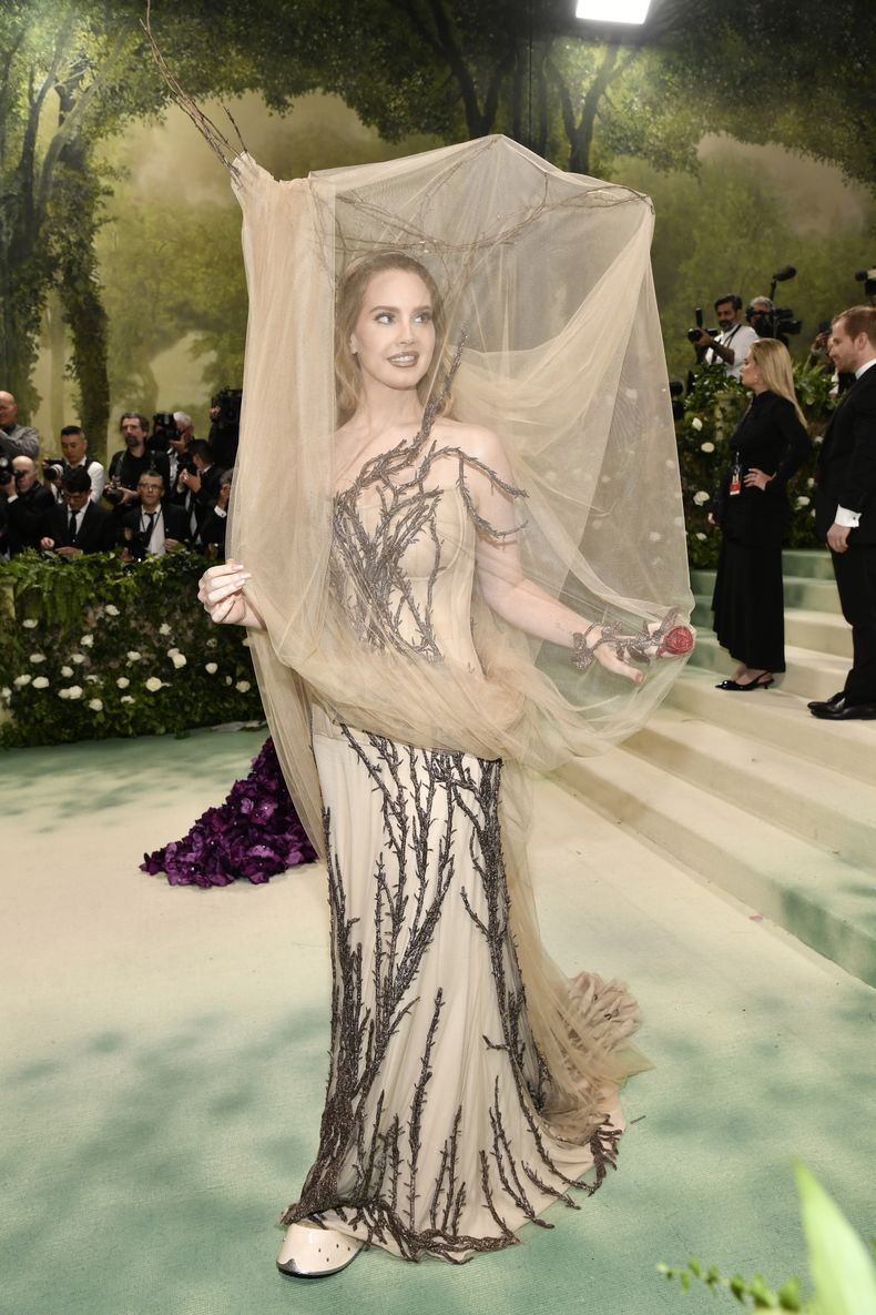Lana Del Rey llega a la gala benéfica del Instituto del Vestido del Museo Metropolitano de Arte para celebrar la inauguración de la exposición Sleeping Beauties: Reawakening Fashion el lunes 6 de mayo de 2024, en Nueva York. (Foto Evan Agostini/Invision/AP)
