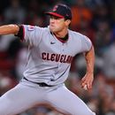 El lanzador Joey Cantillo, de los Guardianes de Cleveland, realiza un lanzamiento durante la segunda entrada de un partido de béisbol contra los Medias Rojas de Boston, el 24 de septiembre de 2026, en Boston. (Foto AP/Charles Krupa)