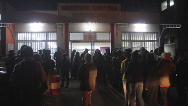 Gente se aglomera frente al hospital HJRA en Antananarivo. Madagascar, 25 de agosto de 2023 para averiguar sobre la suerte de sus seres queridos después de una estampida en un estadio local. La prensa local informa que al menos 12 personas murieron durante la inauguración de los Juegos de las Islas del Océano Índico.(AP Foto Laetitia Bezain)