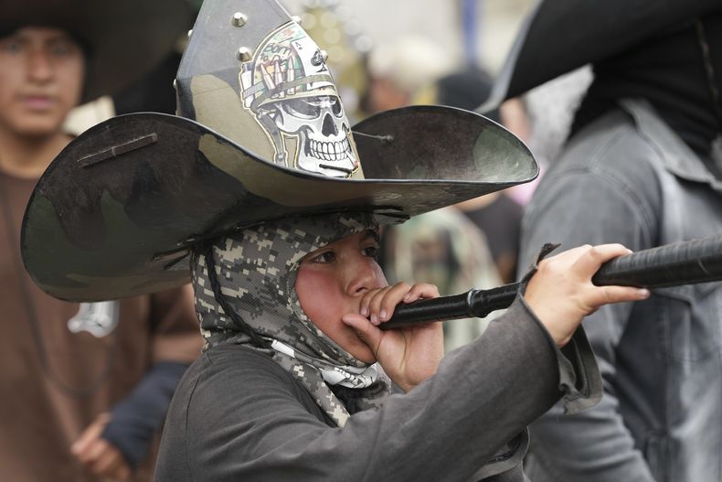 Un joven indígena toca un instrumento durante el tradicional Inti Raymi o Fiesta del Sol, coincidiendo con el solsticio de invierno en Cotacachi, Ecuador, el martes 24 de junio de 2025. (Foto AP/Dolores Ochoa)