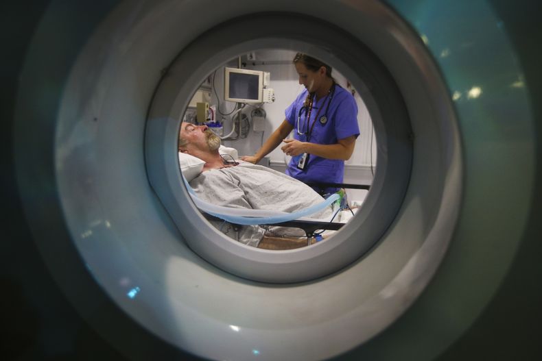 Terry Begnoche (izquierda) recibe atenci&oacute;n en una c&aacute;mara hiperb&aacute;rica en esta fotograf&iacute;a del viernes 26 de septiembre de 2014, del Centro M&eacute;dico del condado Hennepin en Mine&aacute;polis, Minnesota, despu&eacute;s de un i