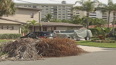 tres hombres se hicieron pasar por policias y aterrorizaron a una familia en hallandale beach