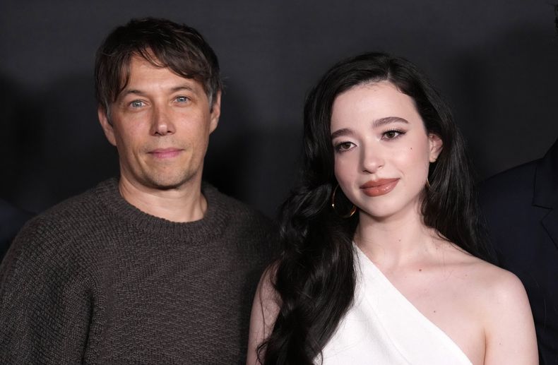 Sean Baker, izquierda, escritor y director de Anora, y la actriz Mikey Madison posan juntos en el estreno de la película, el martes 1 de octubre de 2024, en el Vista Theatre de Los Ángeles. (Foto AP/ Chris Pizzello)