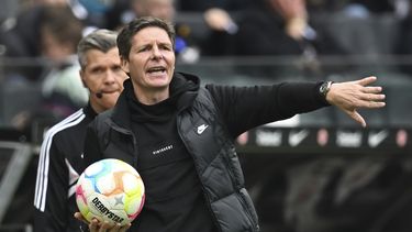Oliver Glasner, técnico del Eintracht Frankfurt, durante el partido contra Augsburgo en la Bundesliga, el sábado 29 de abril de 2023. (Arne Dedert/dpa vía AP)