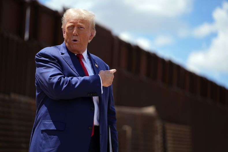 El entonces candidato Donald Trump cerca de la frontera con México en Sierra Vista, Arizona, el 22 de agosto del 2024. (AP foto/Evan Vucci)