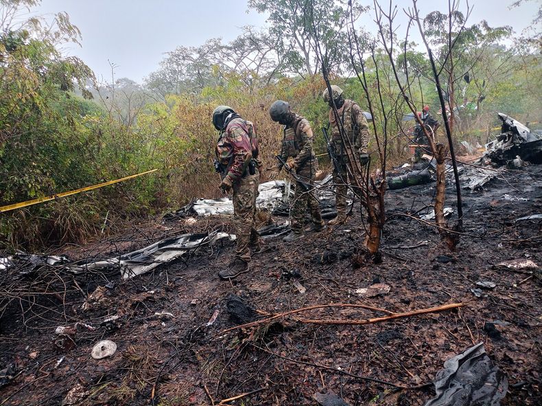Las autoridades de Kenia inspeccionan la escena donde se estrelló un avión cerca de Diani, Kenia, el martes 28 de octubre de 2025. (AP Foto)